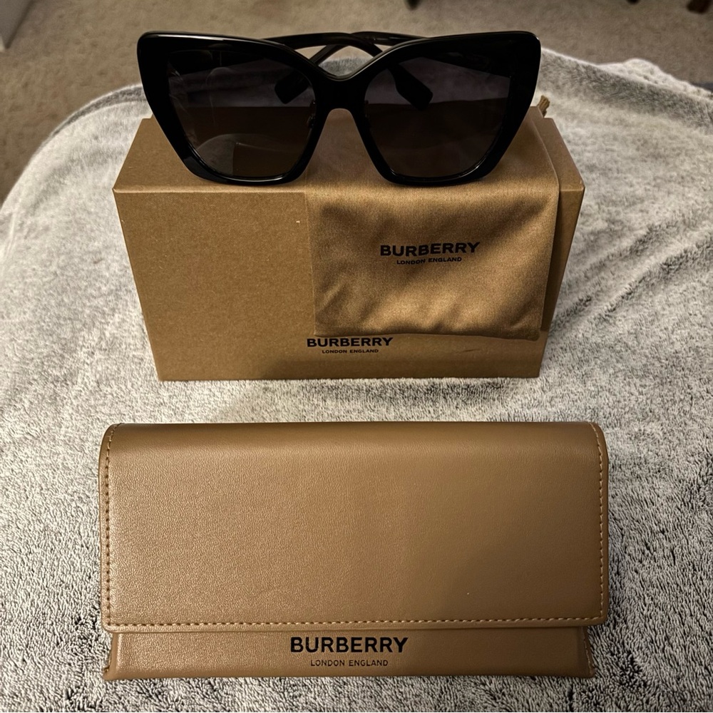 Burberry Tamsin Polarized Cat-Eye Sunglasses Black B 4366-F